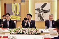 김민석 국무총리가 6월 22일(현지 시간) 중국 베이징 주중 한국대사관저에서 열린 중국 기업인 간담회에서 발언을 하고 있다.