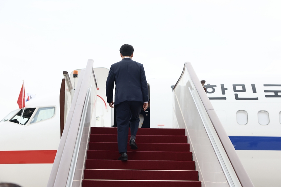 중국을 방문 중인 김민석 국무총리가 6월 23일(현지 시간) 베이징 수도 국제공항에서 환송 행사를 받고 있다.