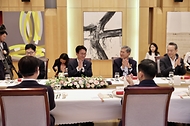 김민석 국무총리가 6월 22일(현지 시간) 중국 베이징 주중 한국대사관저에서 열린 중국 기업인 간담회에서 발언을 하고 있다.