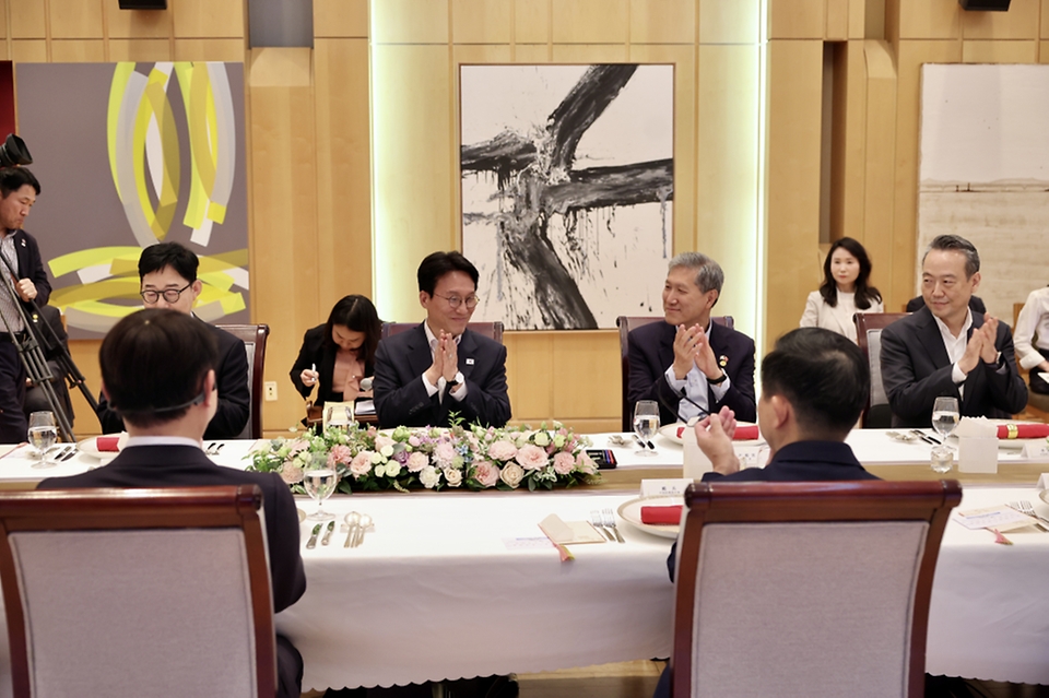김민석 국무총리가 6월 22일(현지 시간) 중국 베이징 주중 한국대사관저에서 열린 중국 기업인 간담회에서 발언을 하고 있다.