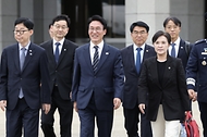 김민석 국무총리가 중국에서 열리는 국제 행사인 하계 세계경제포럼(WEF) 연례회의(하계 다보스포럼)에 참석하기 위해 6월 22일 성남 서울공항을 통해 출국을 하고 있다.