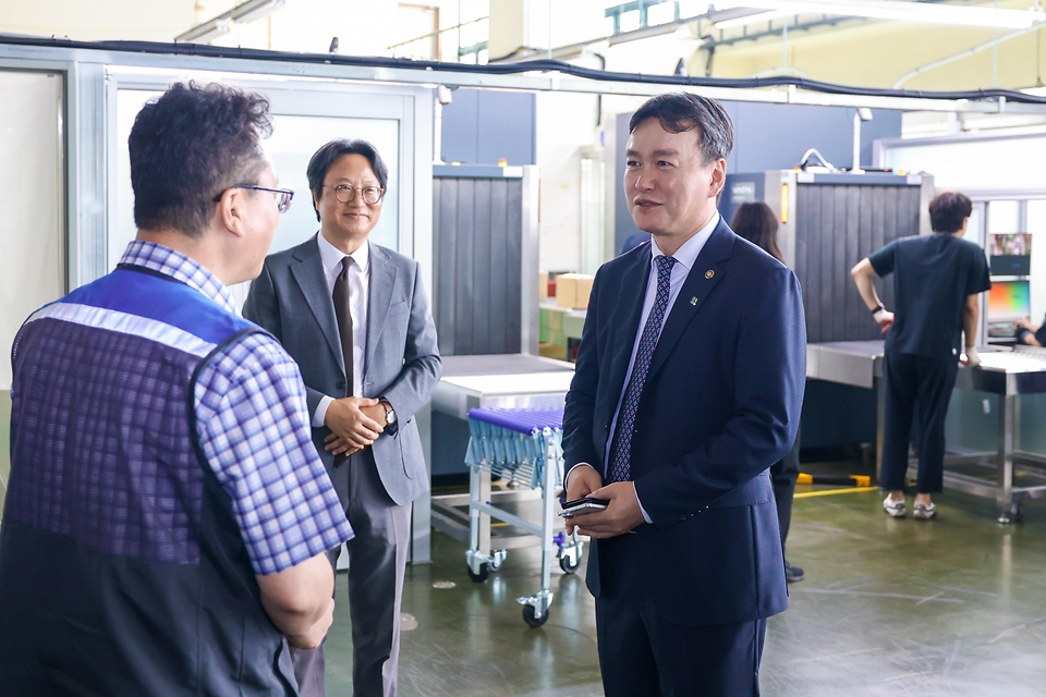 이종욱 관세청장이 6월 17일 부산우편집중국을 방문해 국제우편물에 대한 마약 검사 2차 저지선 현장을 점검하고 있다.