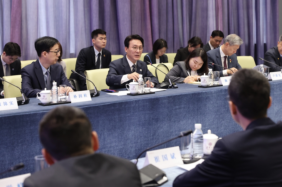 중국을 방문 중인 김민석 국무총리가 6월 23일(현지 시간) 중국 칭화대를 방문, 당서기 및 법학원장과 면담을 하고 있다.