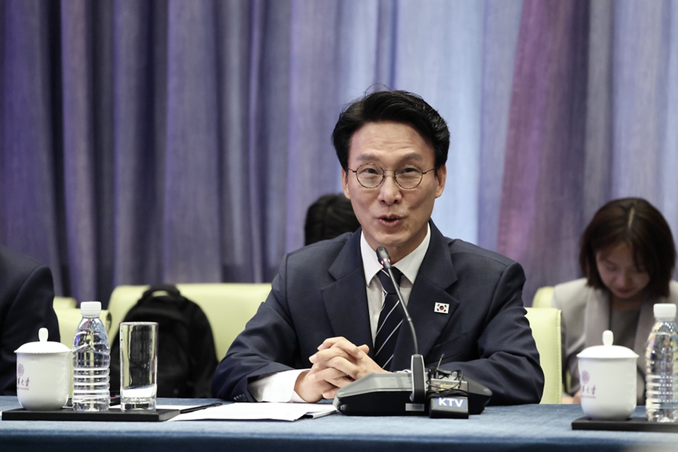중국을 방문 중인 김민석 국무총리가 6월 23일(현지 시간) 중국 칭화대를 방문, 당서기 및 법학원장과 면담을 하고 있다.