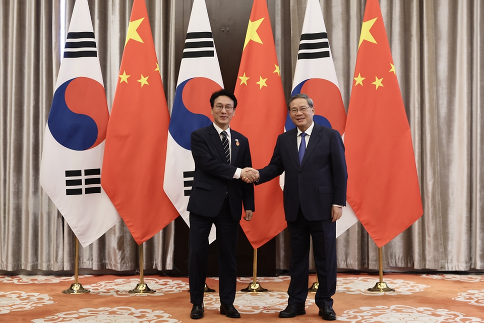 중국을 방문 중인 김민석 국무총리가 6월 23일(현지 시간) 다롄 봉추도 호텔에서 리창 중국 총리와 회담을 하고 있다.
