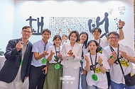 김혜경 여사가 6월 24일 서울 강남구 코엑스에서 열린 서울국제도서전에서 관계자들과 기념 촬영하고 있다.