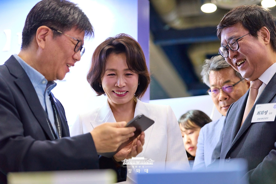 김혜경 여사가 6월 24일 서울 강남구 코엑스에서 열린 2026 서울국제도서전 개막식에서 전시 부스를 둘러보고 있다.