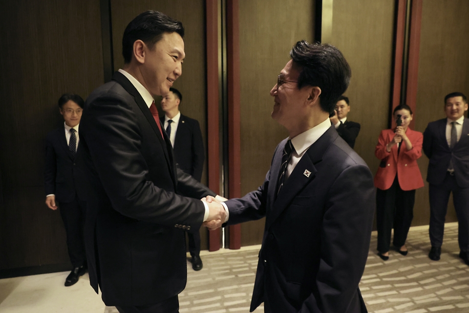 중국을 방문 중인 김민석 국무총리가 6월 23일(현지 시간) 다롄의 한 호텔에서 냠오소르 우츠랄 몽골 총리와 회담을 하고 있다.