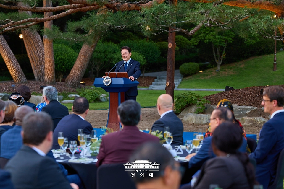 이재명 대통령이 6월 23일 청와대 녹지원에서 열린 주한외교단 초청 만찬에서 인사말을 하고 있다. 