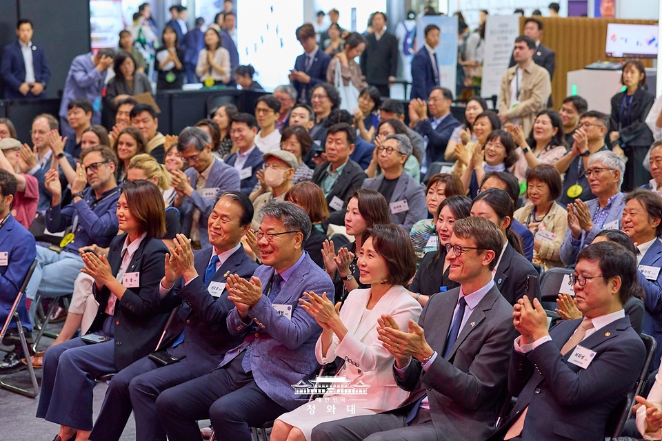 김혜경 여사가 6월 24일 서울 강남구 코엑스에서 열린 서울국제도서전에 참석하고 있다.