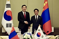 중국을 방문 중인 김민석 국무총리가 6월 23일(현지 시간) 다롄의 한 호텔에서 냠오소르 우츠랄 몽골 총리와 회담을 하고 있다.