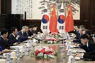 중국을 방문 중인 김민석 국무총리가 6월 23일(현지 시간) 다롄 봉추도 호텔에서 리창 중국 총리와 회담을 하고 있다.