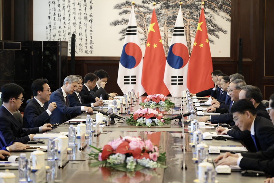 중국을 방문 중인 김민석 국무총리가 6월 23일(현지 시간) 다롄 봉추도 호텔에서 리창 중국 총리와 회담을 하고 있다.
