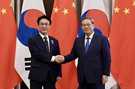 중국을 방문 중인 김민석 국무총리가 6월 23일(현지 시간) 다롄 봉추도 호텔에서 리창 중국 총리와 회담을 하고 있다.