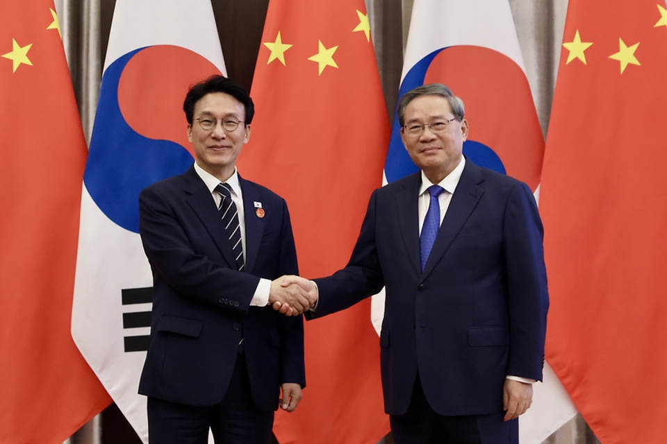 중국을 방문 중인 김민석 국무총리가 6월 23일(현지 시간) 다롄 봉추도 호텔에서 리창 중국 총리와 회담을 하고 있다.