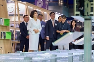 김혜경 여사가 6월 24일 서울 강남구 코엑스에서 열린 서울국제도서전에서 전시물을 보고 있다.
