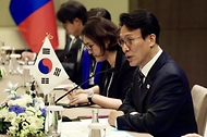 중국을 방문 중인 김민석 국무총리가 6월 23일(현지 시간) 다롄의 한 호텔에서 냠오소르 우츠랄 몽골 총리와 회담을 하고 있다.