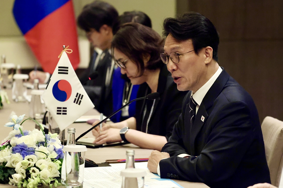 중국을 방문 중인 김민석 국무총리가 6월 23일(현지 시간) 다롄의 한 호텔에서 냠오소르 우츠랄 몽골 총리와 회담을 하고 있다.