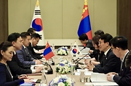 중국을 방문 중인 김민석 국무총리가 6월 23일(현지 시간) 다롄의 한 호텔에서 냠오소르 우츠랄 몽골 총리와 회담을 하고 있다.
