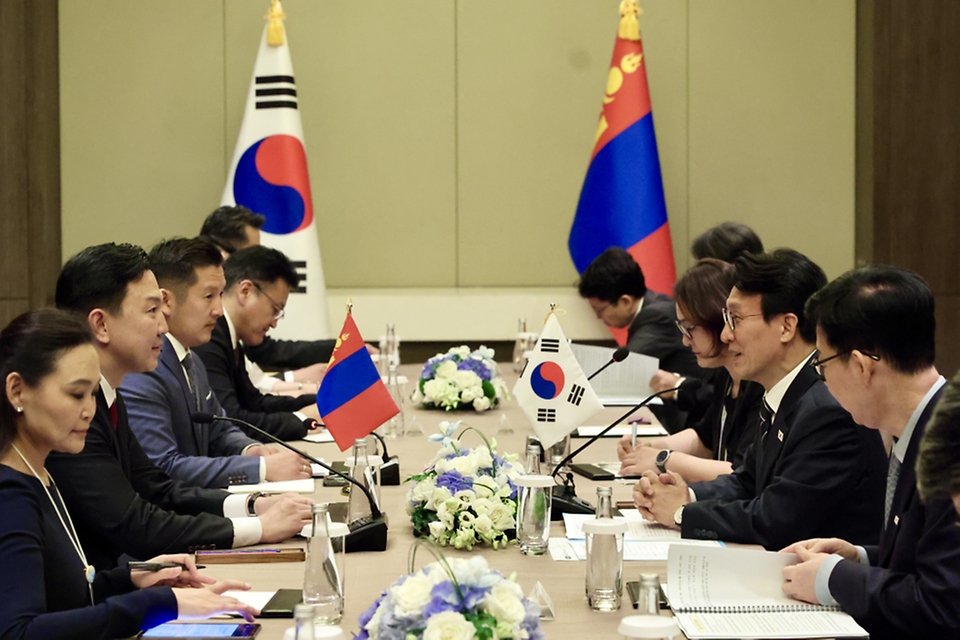 중국을 방문 중인 김민석 국무총리가 6월 23일(현지 시간) 다롄의 한 호텔에서 냠오소르 우츠랄 몽골 총리와 회담을 하고 있다.