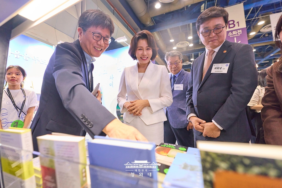 김혜경 여사가 6월 24일 서울 강남구 코엑스에서 열린 2026 서울국제도서전 개막식에서 전시 부스를 둘러보고 있다.