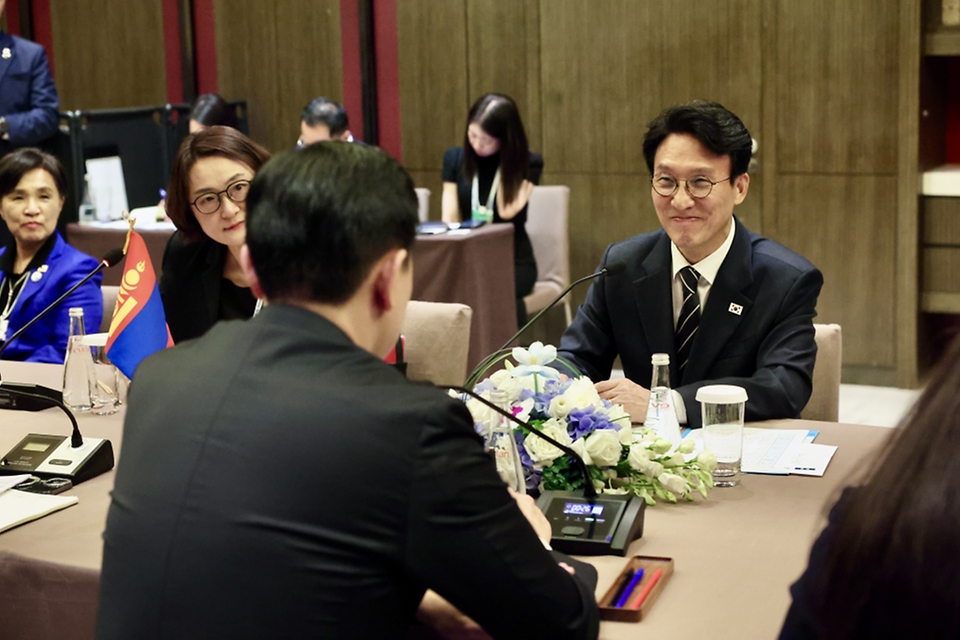 중국을 방문 중인 김민석 국무총리가 6월 23일(현지 시간) 다롄의 한 호텔에서 냠오소르 우츠랄 몽골 총리와 회담을 하고 있다.