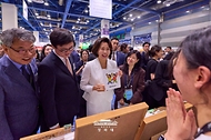 김혜경 여사가 6월 24일 서울 강남구 코엑스에서 열린 2026 서울국제도서전 개막식에서 전시 부스를 둘러보고 있다.