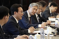 중국을 방문 중인 김민석 국무총리가 6월 23일(현지 시간) 다롄 봉추도 호텔에서 리창 중국 총리와 회담을 하고 있다.