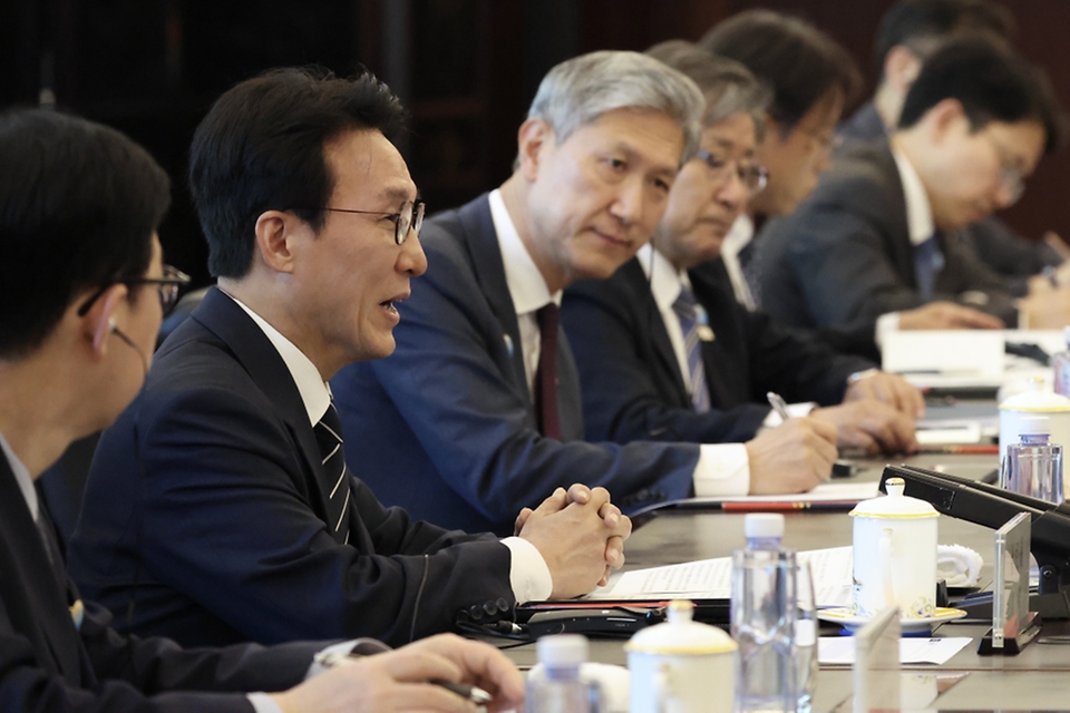 중국을 방문 중인 김민석 국무총리가 6월 23일(현지 시간) 다롄 봉추도 호텔에서 리창 중국 총리와 회담을 하고 있다.