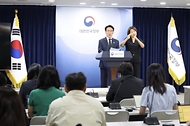 김민석 국무총리가 6월 25일 세종대로 정부서울청사에서 현안 관련 브리핑을 하고 있다.