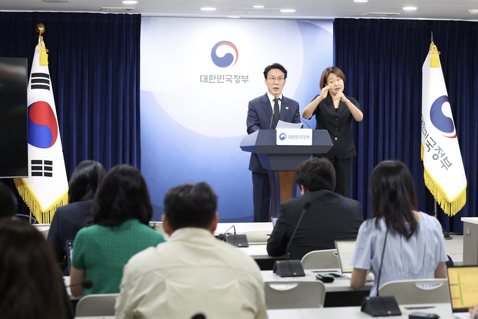 김민석 국무총리가 6월 25일 세종대로 정부서울청사에서 현안 관련 브리핑을 하고 있다.