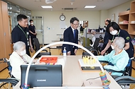 박은식 산림청장이 6월 24일 경기도 남양주시 별내동 남양주보훈요양원을 방문해 위문품을 전달한 뒤 입원환자분들을 위로하고 있다.