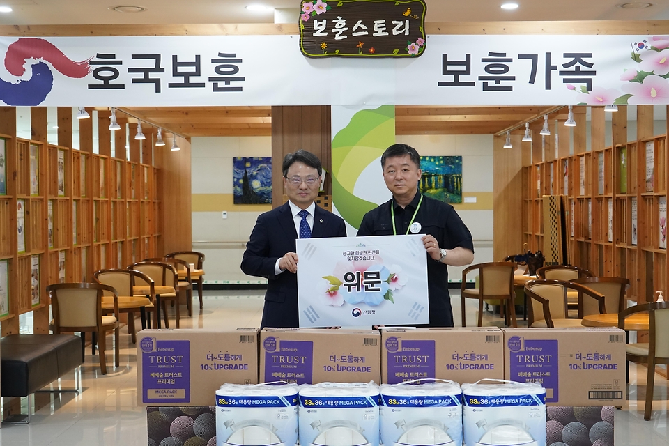 박은식 산림청장이 6월 24일 경기도 남양주시 별내동 남양주보훈요양원을 방문해 위문품을 전달한 뒤 입원환자분들을 위로하고 있다.