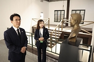 중국을 방문 중인 김민석 국무총리가 6월 24일(현지 시간) 안중근 의사가 수감됐던 중국 랴오닝성 다롄 뤼순감옥을 방문, 시설을 둘러보고 안중근 의사의 유언문구를 살펴보고 있다.