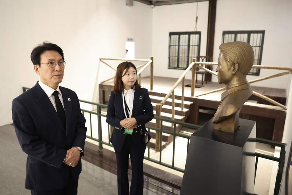 중국을 방문 중인 김민석 국무총리가 6월 24일(현지 시간) 안중근 의사가 수감됐던 중국 랴오닝성 다롄 뤼순감옥을 방문, 시설을 둘러보고 안중근 의사의 유언문구를 살펴보고 있다.