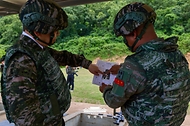 이재명 대통령이 6월 24일 인천시 옹진군 해병대 연평부대에서 K2C1 소총 사격 후 표적지를 확인하고 있다.