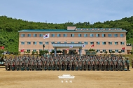 이재명 대통령이 6월 24일 인천시 옹진군 해병대 연평부대에서 장병들과 기념 촬영을 하고 있다.