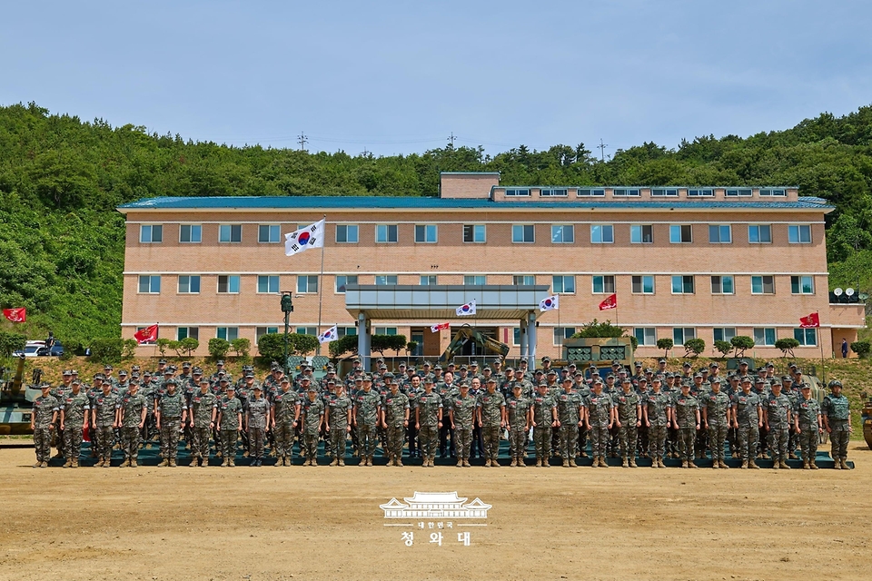 이재명 대통령이 6월 24일 인천시 옹진군 해병대 연평부대에서 장병들과 기념 촬영을 하고 있다.