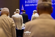 이재명 대통령과 김혜경 여사가 6월 25일 수원컨벤션센터에서 열린 6·25전쟁 참전유공자 위로연에서 묵념을 하고 있다.