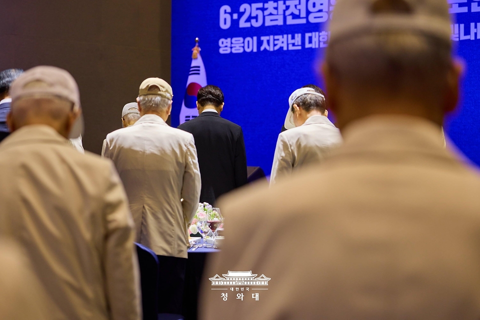 이재명 대통령과 김혜경 여사가 6월 25일 수원컨벤션센터에서 열린 6·25전쟁 참전유공자 위로연에서 묵념을 하고 있다.