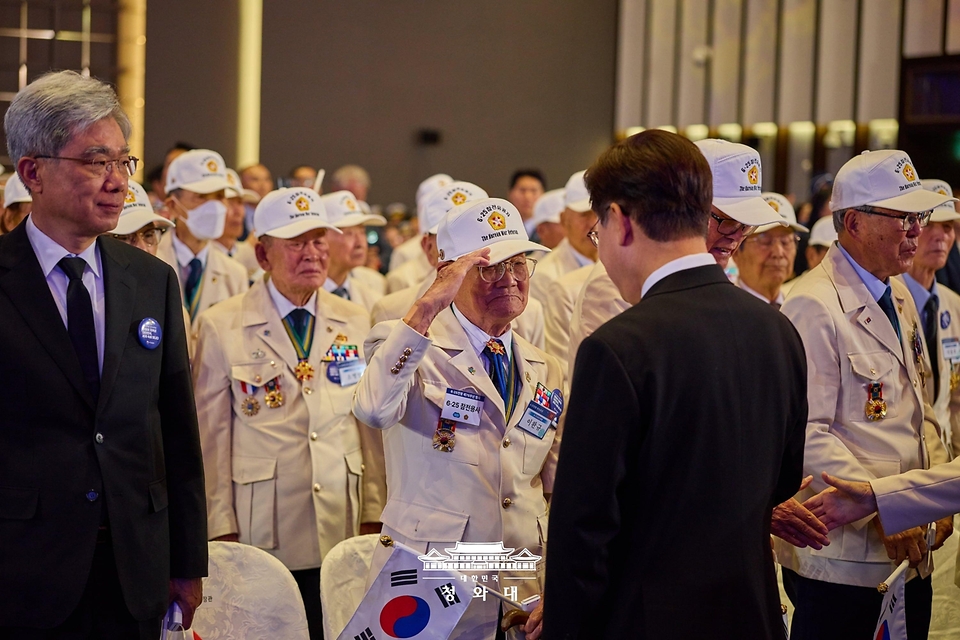 이재명 대통령이 6월 25일 수원컨벤션센터에서 열린 6·25전쟁 제76주년 기념식에 입장하며 참전유공자들과 인사하고 있다.