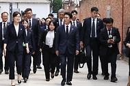 중국을 방문 중인 김민석 국무총리가 6월 24일(현지 시간) 안중근 의사가 수감됐던 중국 랴오닝성 다롄 뤼순감옥을 방문, 시설을 둘러보고 안중근 의사의 유언문구를 살펴보고 있다.