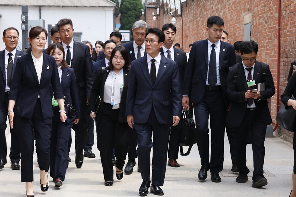 중국을 방문 중인 김민석 국무총리가 6월 24일(현지 시간) 안중근 의사가 수감됐던 중국 랴오닝성 다롄 뤼순감옥을 방문, 시설을 둘러보고 안중근 의사의 유언문구를 살펴보고 있다.