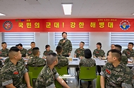 이재명 대통령이 6월 24일 인천시 옹진군 해병대 연평부대에서 열린 장병들과의 오찬에서 격려사를 하고 있다.