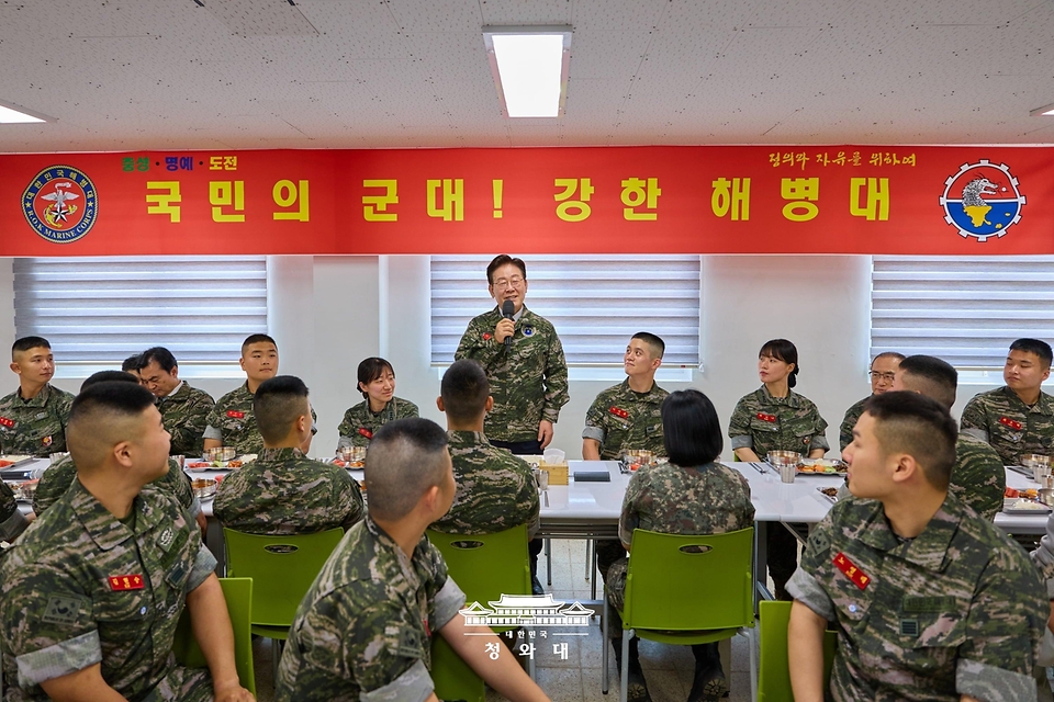 이재명 대통령이 6월 24일 인천시 옹진군 해병대 연평부대에서 열린 장병들과의 오찬에서 격려사를 하고 있다.
