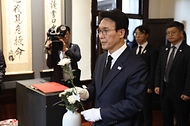 중국을 방문 중인 김민석 국무총리가 6월 24일(현지시간) 안중근 의사에게 사형을 선고한 중국 랴오닝성 다롄 관동법원을 방문, 안 의사의 영정사진 앞에 헌화 및 묵념을 하고 있다.