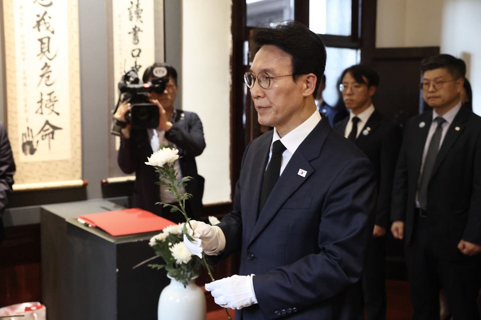 중국을 방문 중인 김민석 국무총리가 6월 24일(현지시간) 안중근 의사에게 사형을 선고한 중국 랴오닝성 다롄 관동법원을 방문, 안 의사의 영정사진 앞에 헌화 및 묵념을 하고 있다.