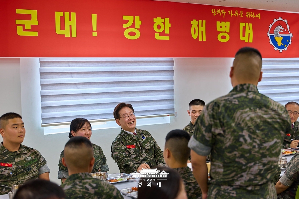 이재명 대통령이 6월 24일 인천시 옹진군 해병대 연평부대에서 열린 장병들과의 오찬에서 한 장병의 발언을 듣고 있다.