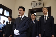 중국을 방문 중인 김민석 국무총리가 6월 24일(현지시간) 안중근 의사에게 사형을 선고한 중국 랴오닝성 다롄 관동법원을 방문, 안 의사의 영정사진 앞에 헌화 및 묵념을 하고 있다.