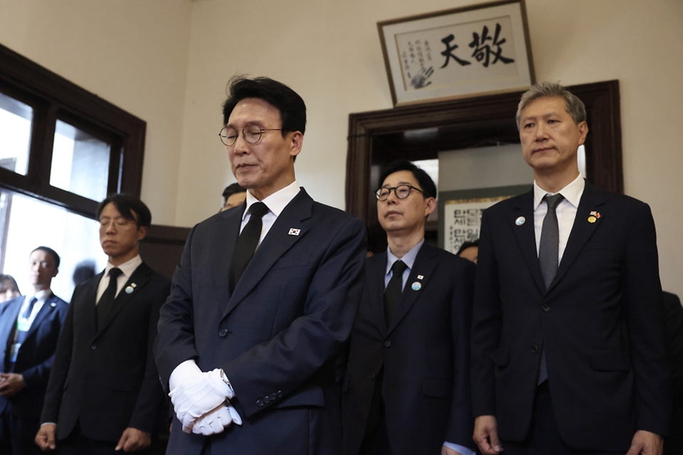 중국을 방문 중인 김민석 국무총리가 6월 24일(현지시간) 안중근 의사에게 사형을 선고한 중국 랴오닝성 다롄 관동법원을 방문, 안 의사의 영정사진 앞에 헌화 및 묵념을 하고 있다.